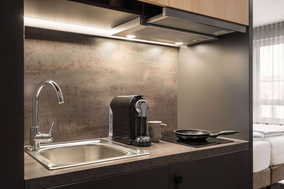 comfort room, 2 single beds (comfort plus) | hypo-allergenic bedding, in-room safe, desk, blackout curtains