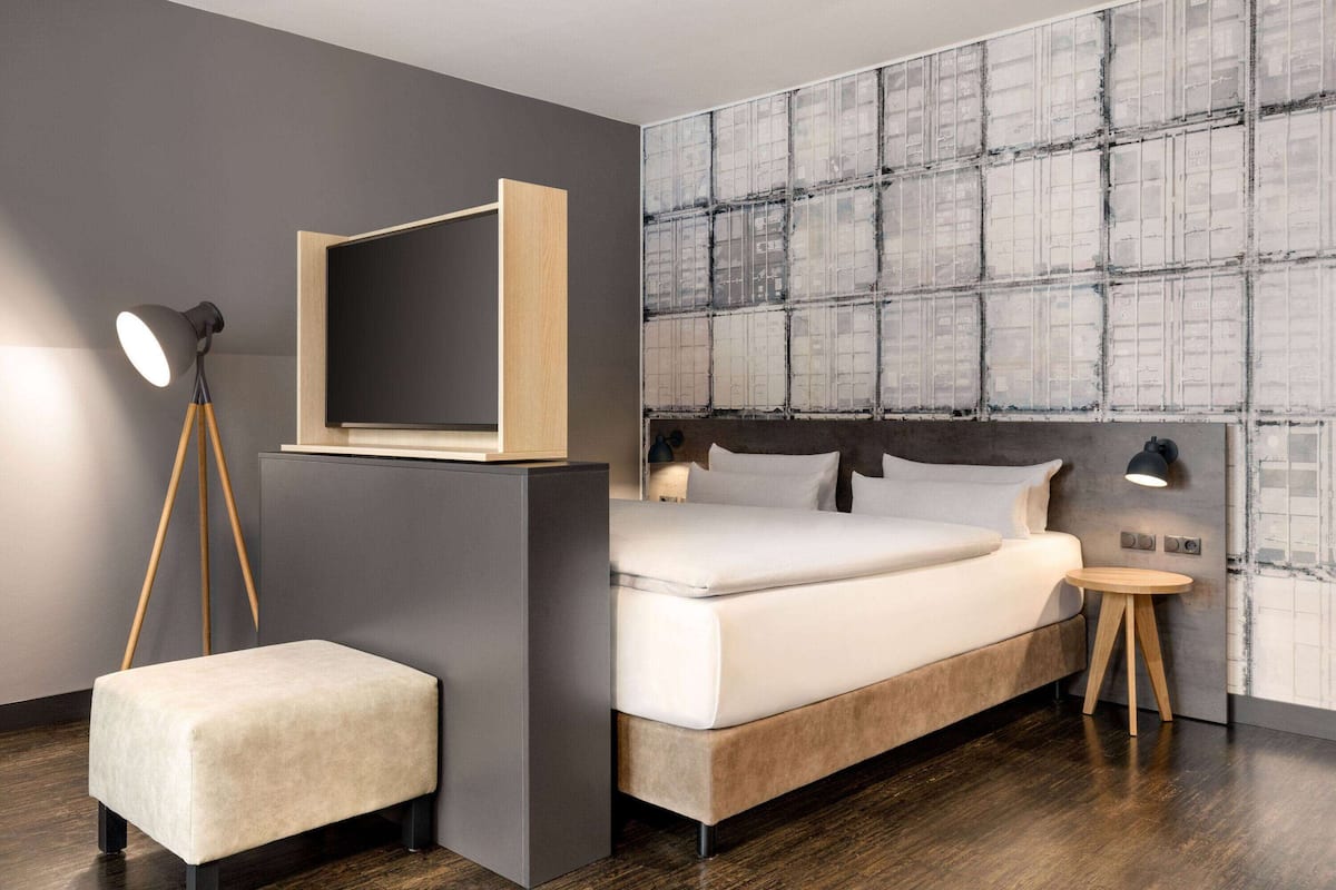 Rom, 2 enkeltsenger, Club Lounge-tilgang (Lounge) | Allergitestet sengetøy, safe på rommet, skrivebord og blendingsgardiner