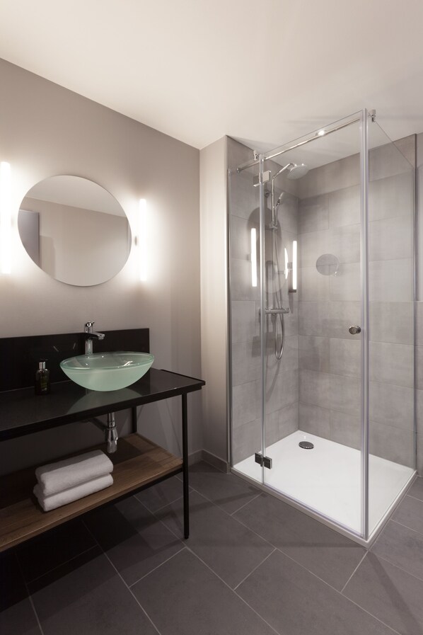 Shower, rainfall showerhead, hair dryer, towels - Vienna House Easy By Wyndham Bremen (Bremen)