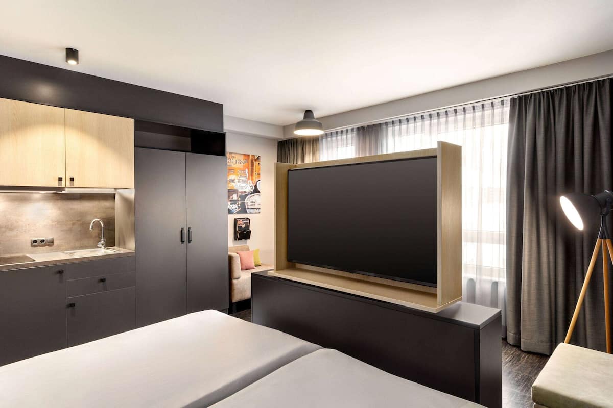 Rom – comfort, 2 enkeltsenger | Allergitestet sengetøy, safe på rommet, skrivebord og blendingsgardiner