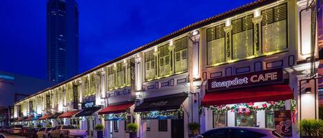 Mặt tiền nơi lưu trú - ban đêm