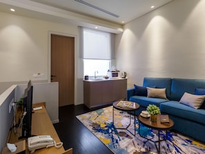 Flat-screen TV, fireplace - Ropewalk Piazza Hotel Managed By The Ascott Limited (George Town)