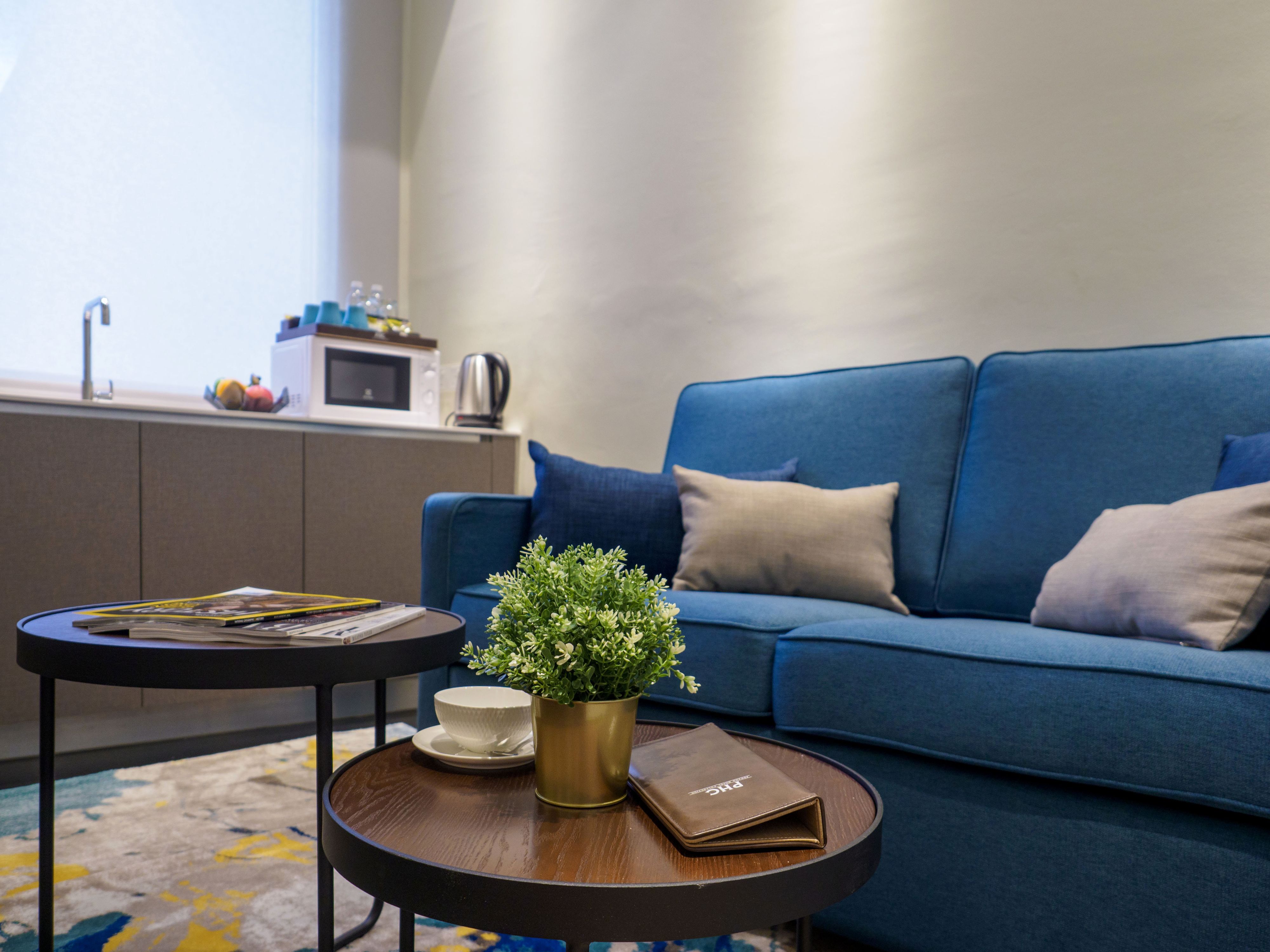 flat-screen tv, fireplace