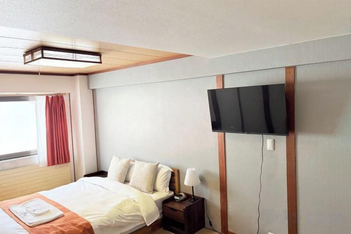 WiFi (free), bed sheets