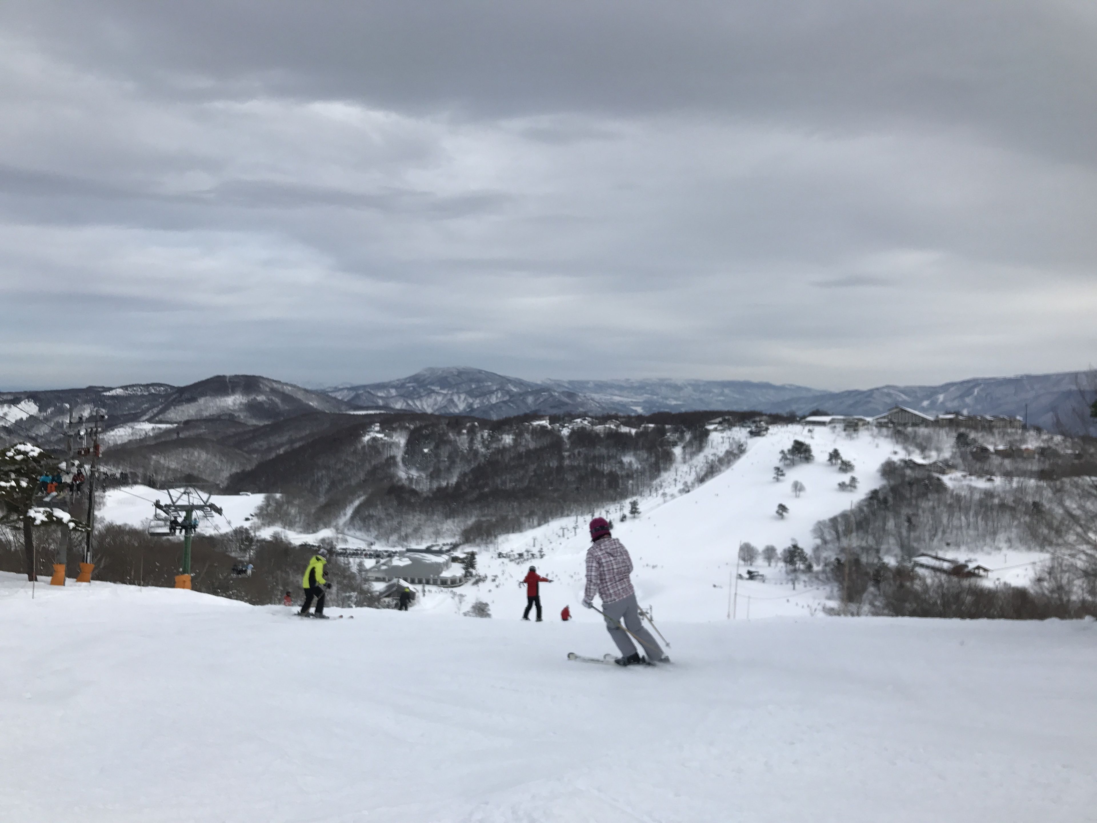 En ski-piste med skiløbere og en skilift.