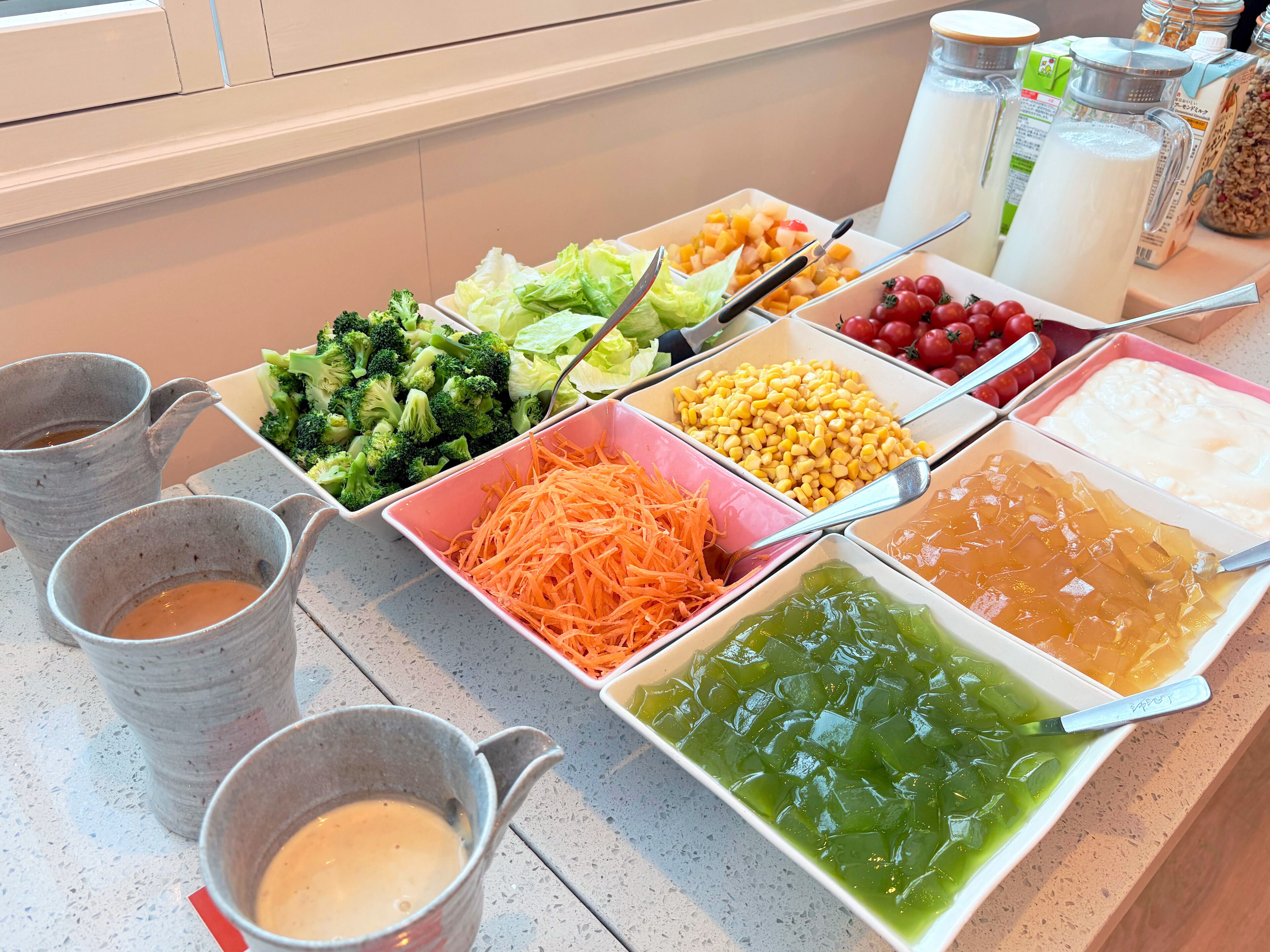 Un buffet proposant une variété de plats et de boissons.