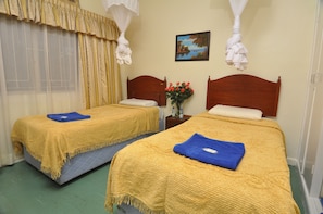 Desk, free WiFi, bed sheets - FPFK Guest House (Nairobi)