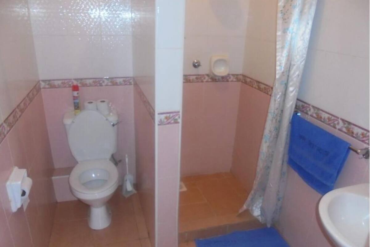 Deep soaking tub, free toiletries, towels