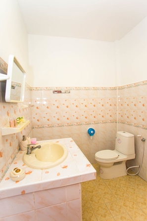 2-Bedroom House | Bathroom | Shower, free toiletries, towels