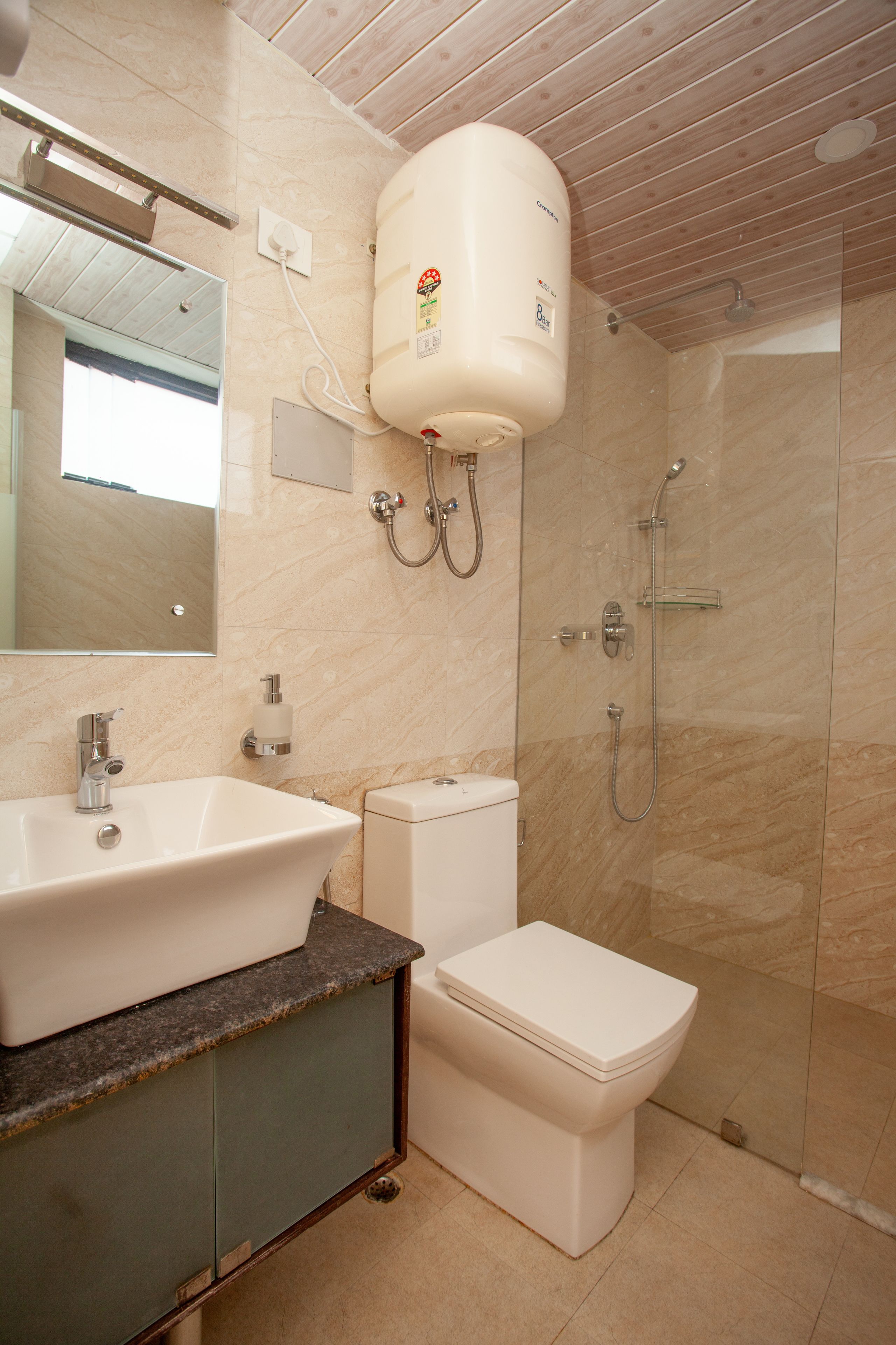 Ein Badezimmer mit Waschbecken, Toilette und Dusche.