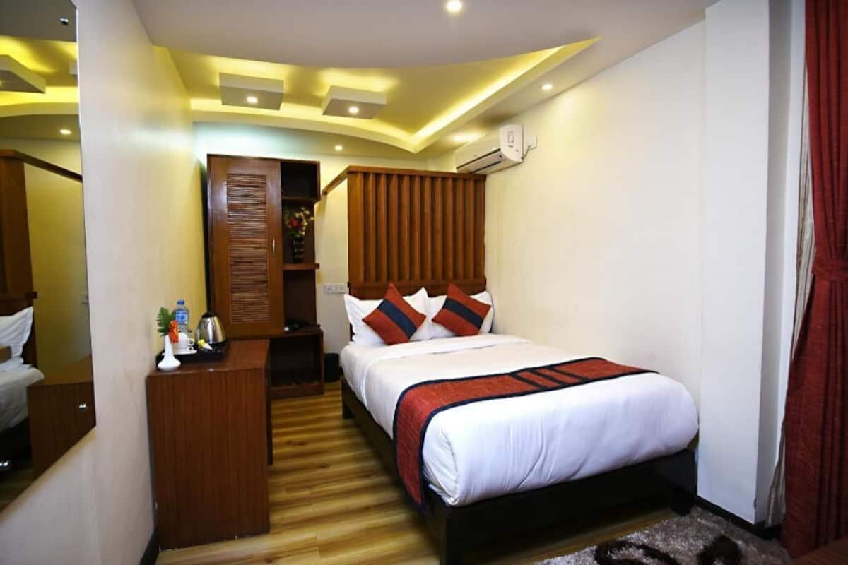 Premium bedding, soundproofing, iron/ironing board, free WiFi