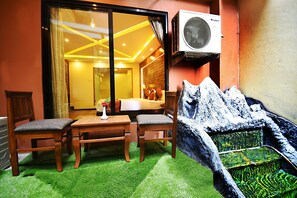 Executive Suite, 1 King Bed, Balcony (Complimentary Airport Pick-up) | Terrasse/Patio