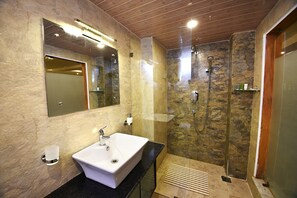 Shower, free toiletries, hair dryer, slippers - Hotel Jampa (Kathmandu)