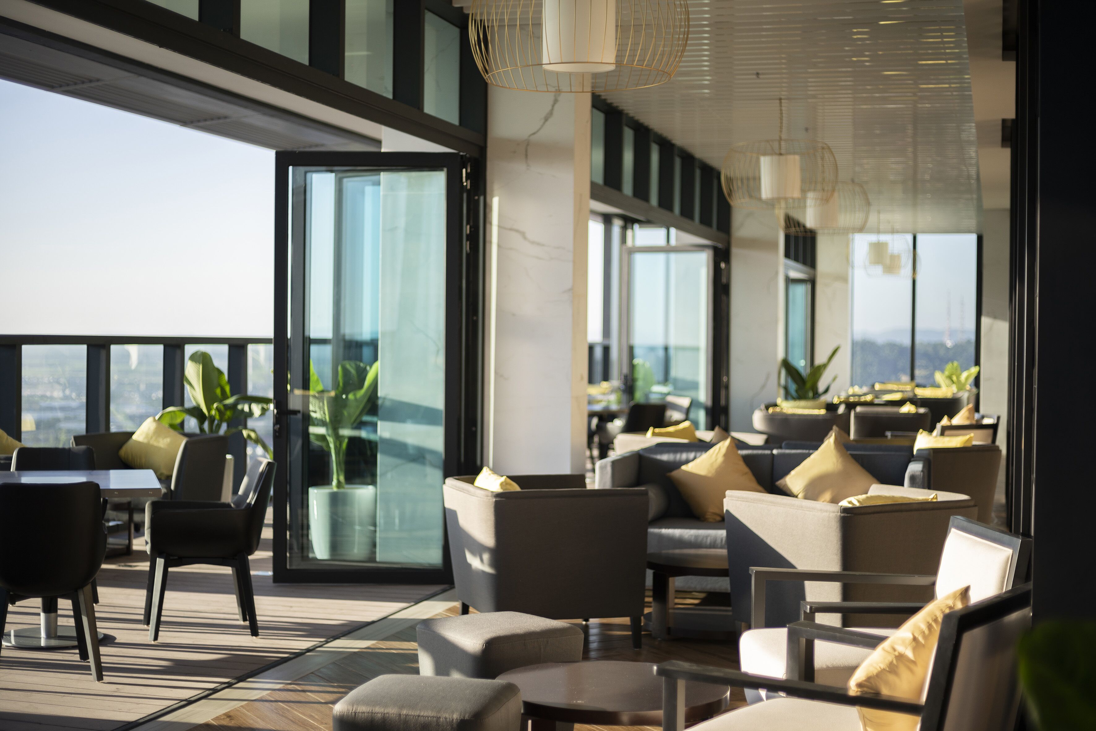 3 bars/lounges, poolside bar