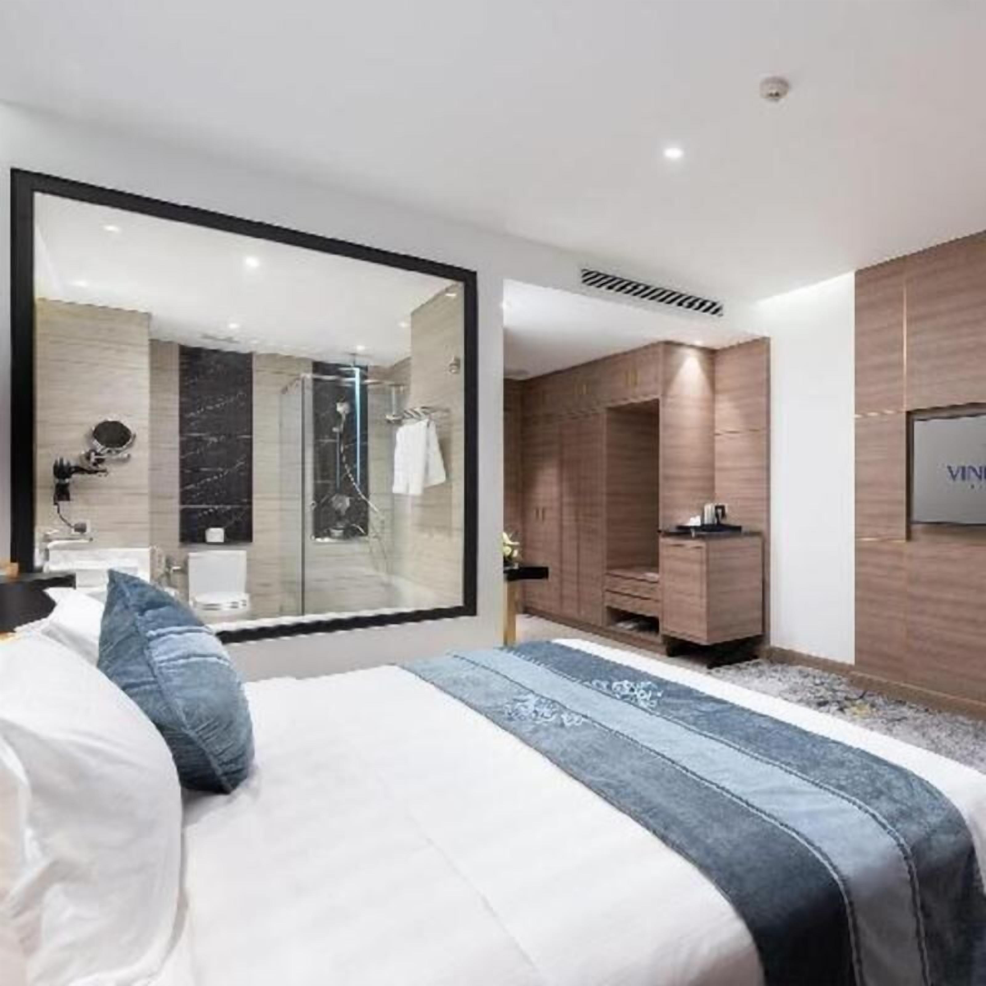 Minibaari, tallelokero huoneessa, työpöytä, pimennysverhot