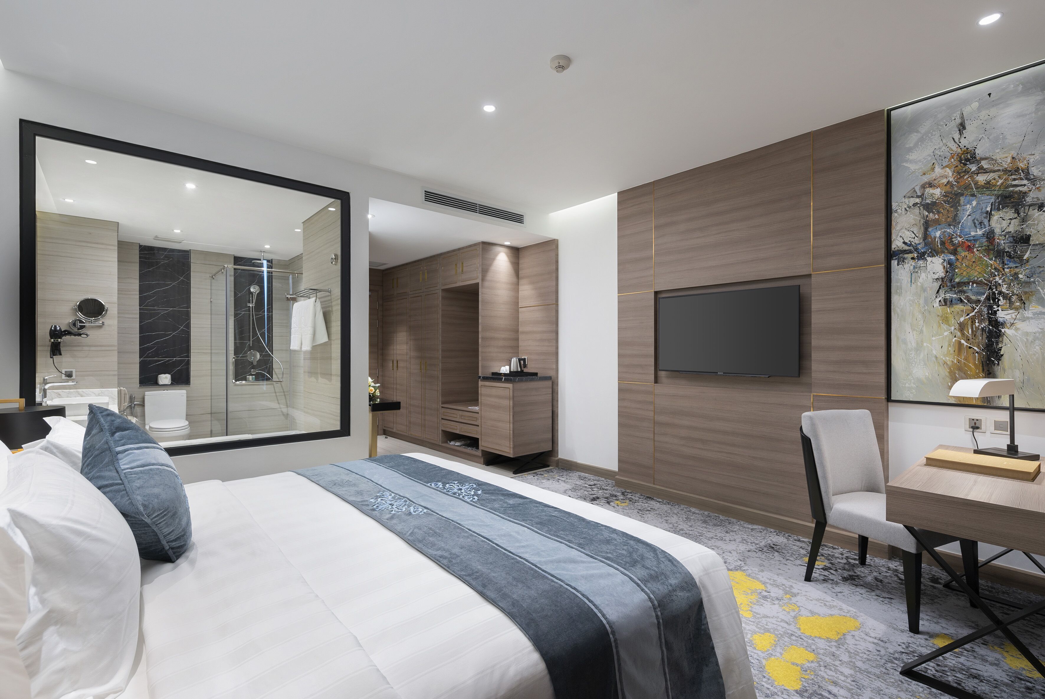 Een minibar, een kluis op de kamer, een bureau, verduisterende gordijnen