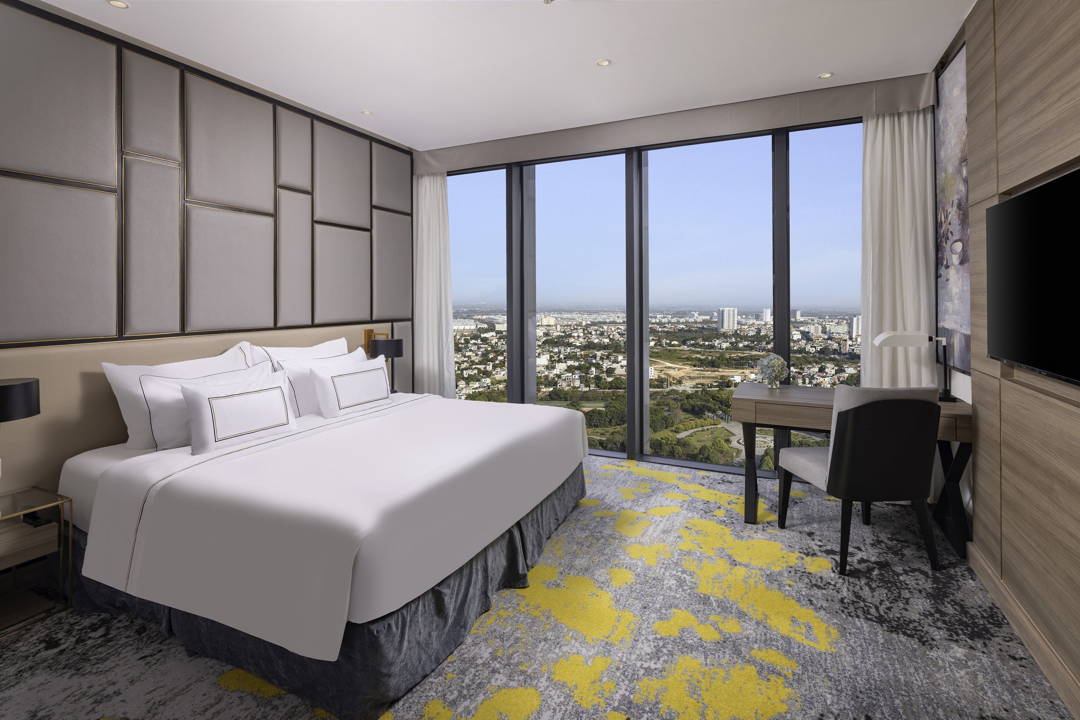 Minibaari, tallelokero huoneessa, työpöytä, pimennysverhot