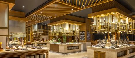 Eine moderne Hotelhalle mit einer zentralen Rezeption, verschiedenen Sitzbereichen und einem dekorativen Deckenstil.