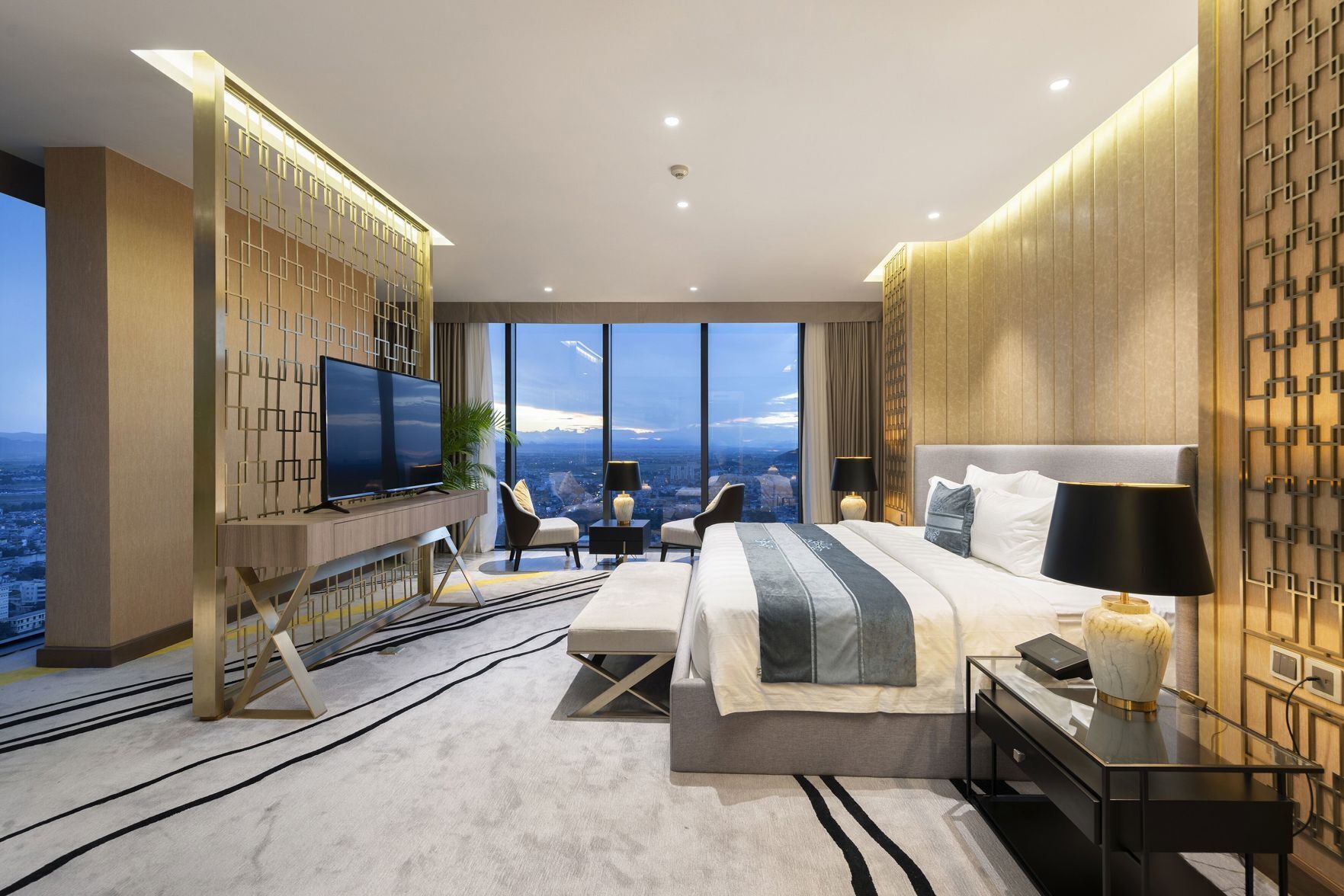 Een minibar, een kluis op de kamer, een bureau, verduisterende gordijnen