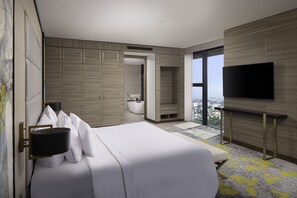 Een minibar, een kluis op de kamer, een bureau, verduisterende gordijnen