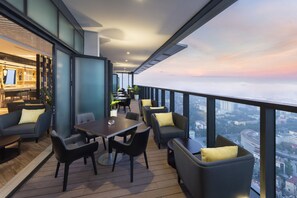 3 か所のバー / ラウンジ、プールサイドバー