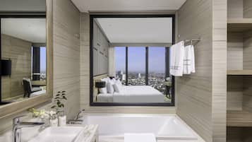 1 quarto, frigobar, cofres nos quartos, escrivaninha