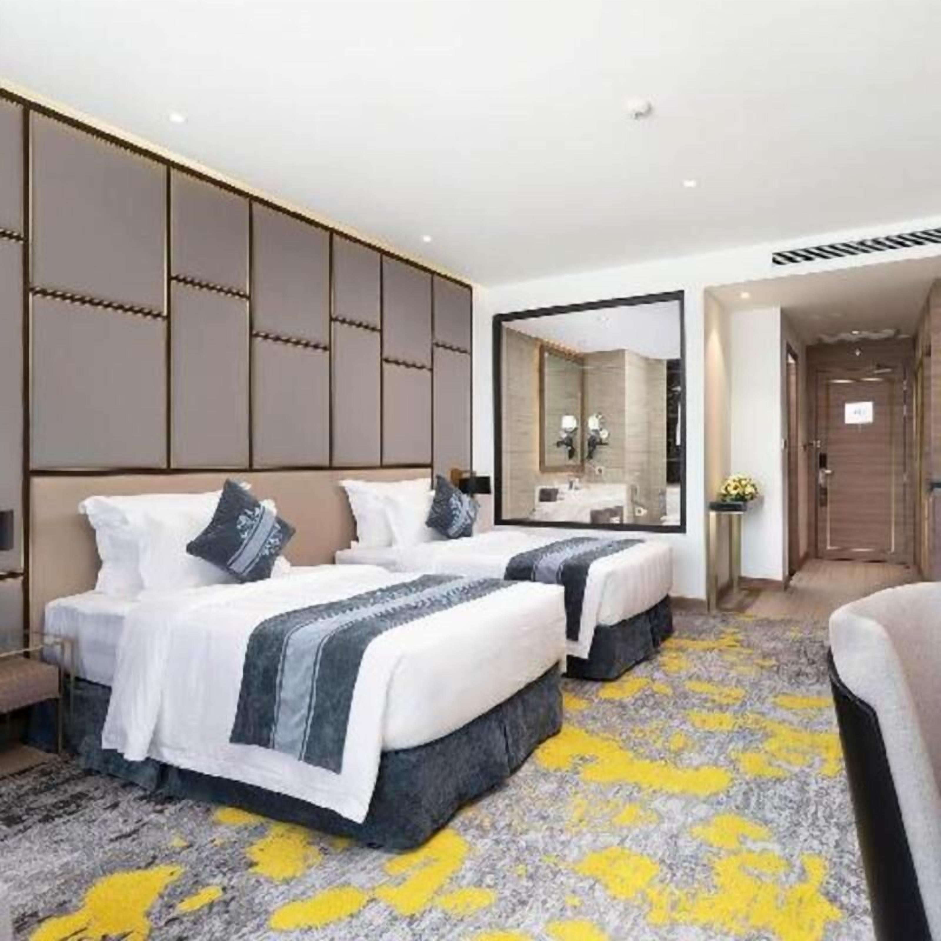 Minibaari, tallelokero huoneessa, työpöytä, pimennysverhot