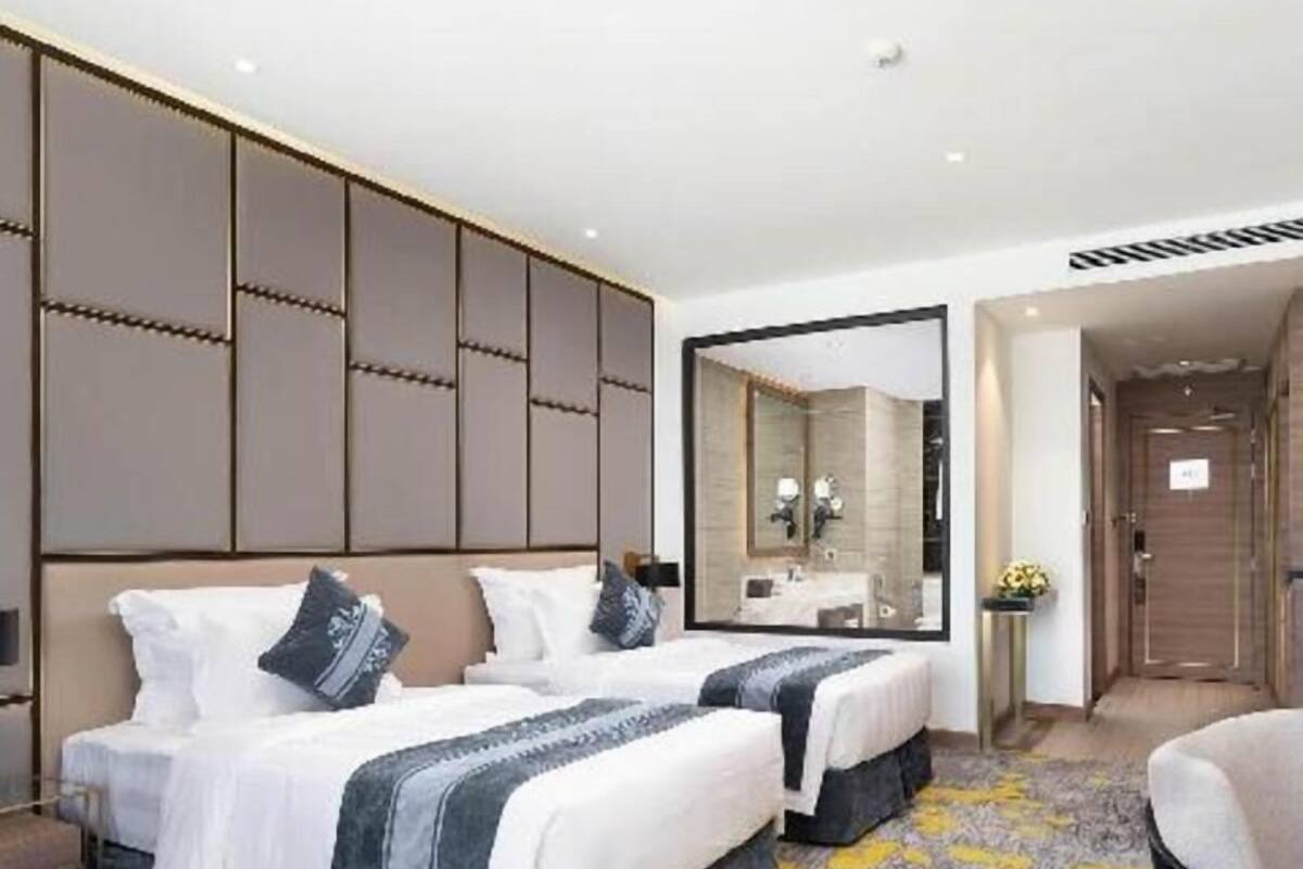 Minibaari, tallelokero huoneessa, työpöytä, pimennysverhot