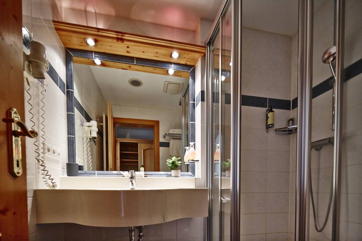 comfort single room | bathroom | free toiletries, hair dryer, towels