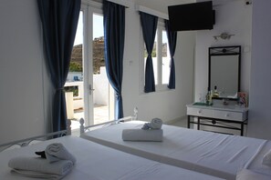 Desk, blackout curtains, free WiFi, bed sheets - Syros Holidays (Syros)
