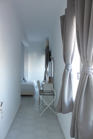 Desk, blackout curtains, free WiFi, bed sheets - Syros Holidays (Syros)