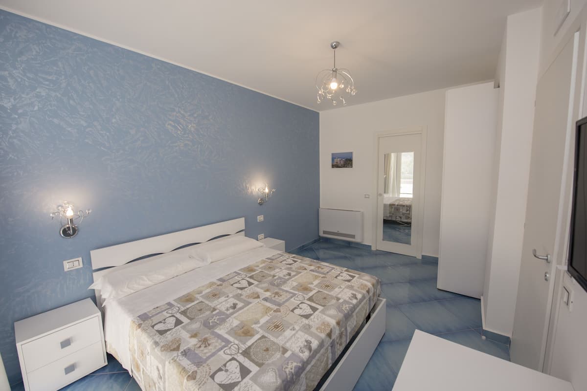 Comfort-Dreibettzimmer, 1 Queen-Bett und Schlafsofa, Stadtblick (203) | Minibar, Zimmersafe, Schreibtisch, Bügeleisen/Bügelbrett