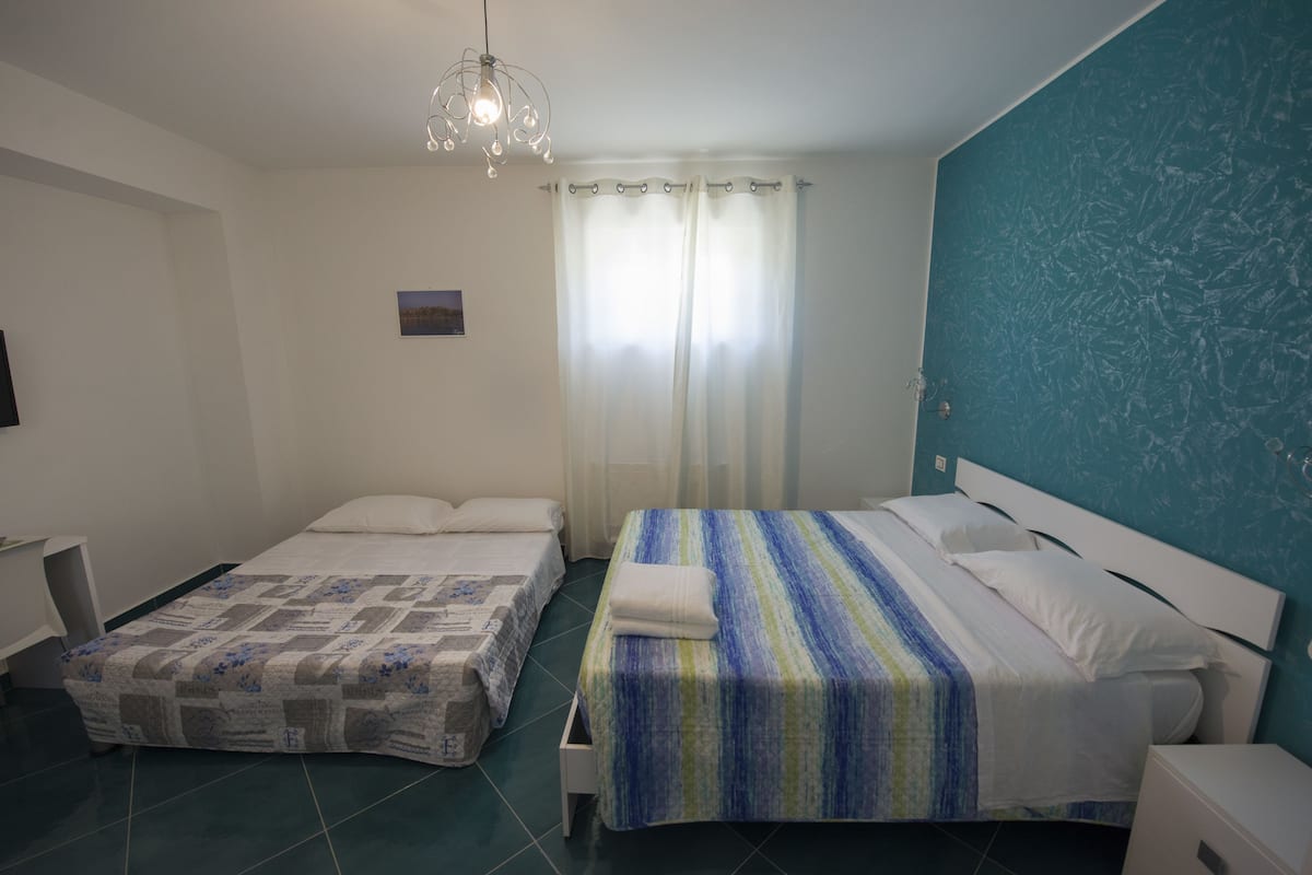 Familien-Vierbettzimmer, 1 Queen-Bett und Schlafsofa (102) | Minibar, Zimmersafe, Schreibtisch, Bügeleisen/Bügelbrett