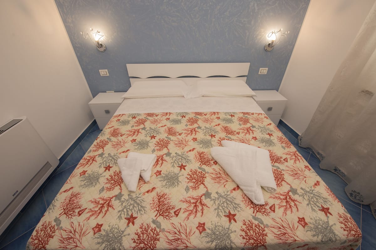 Classic-Doppelzimmer, Stadtblick (201) | Minibar, Zimmersafe, Schreibtisch, Bügeleisen/Bügelbrett