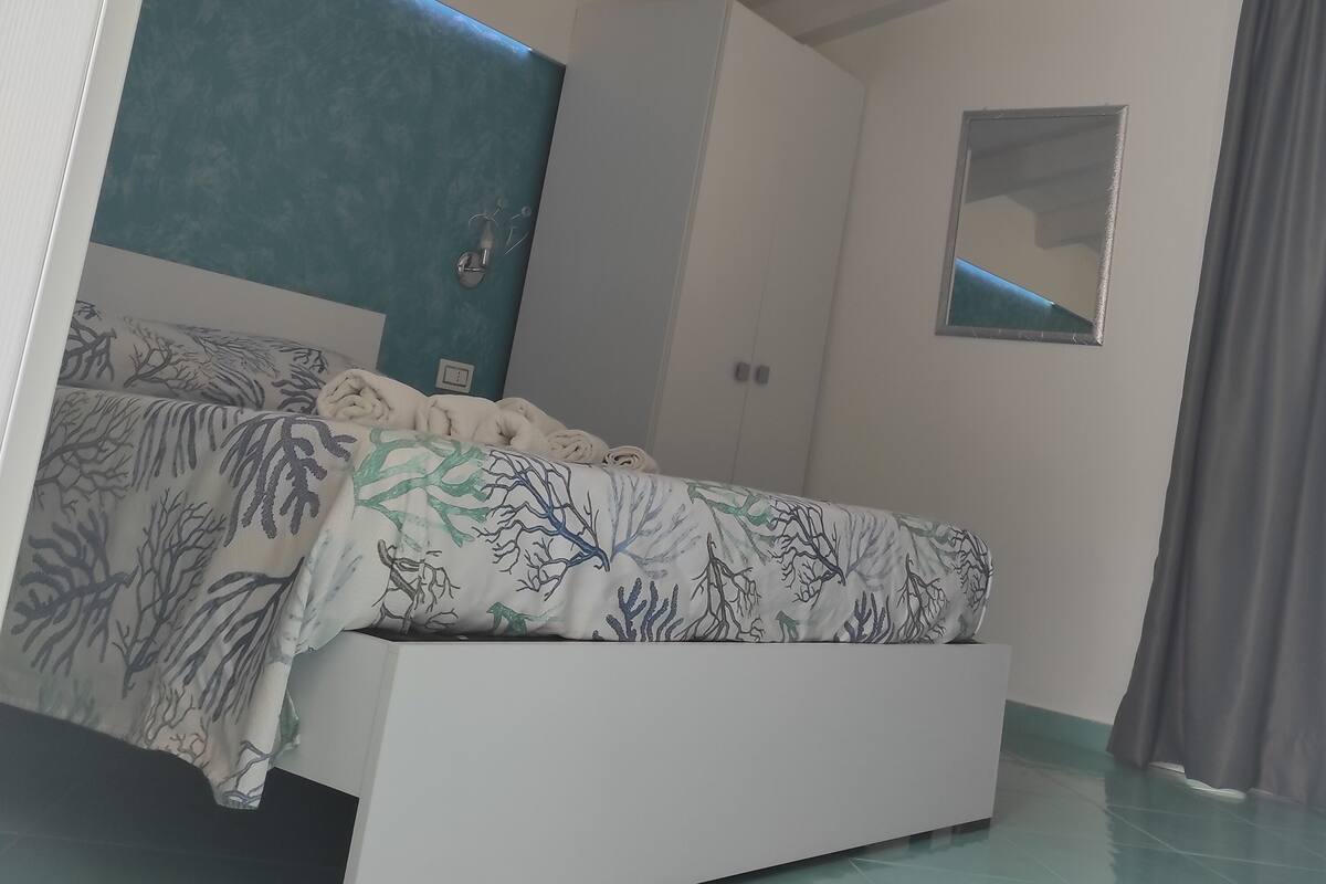 Dobbeltrom – comfort, byutsikt (301) | Minibar, safe på rommet, skrivebord og strykejern/-brett