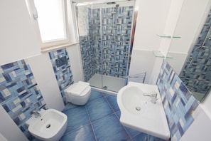 Panoramic Double Room, City View (202) | Bathroom
