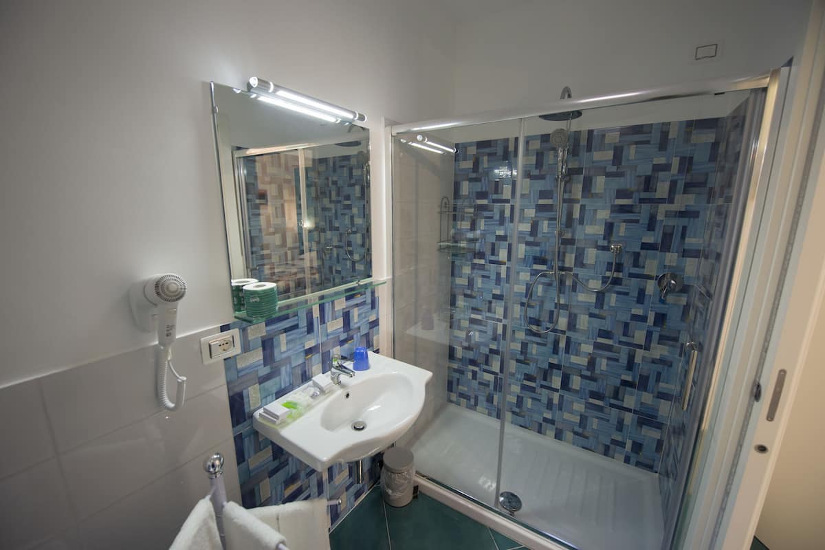 Classic-Doppelzimmer (101) | Badezimmer | Dusche, Regendusche, kostenlose Toilettenartikel, Haartrockner