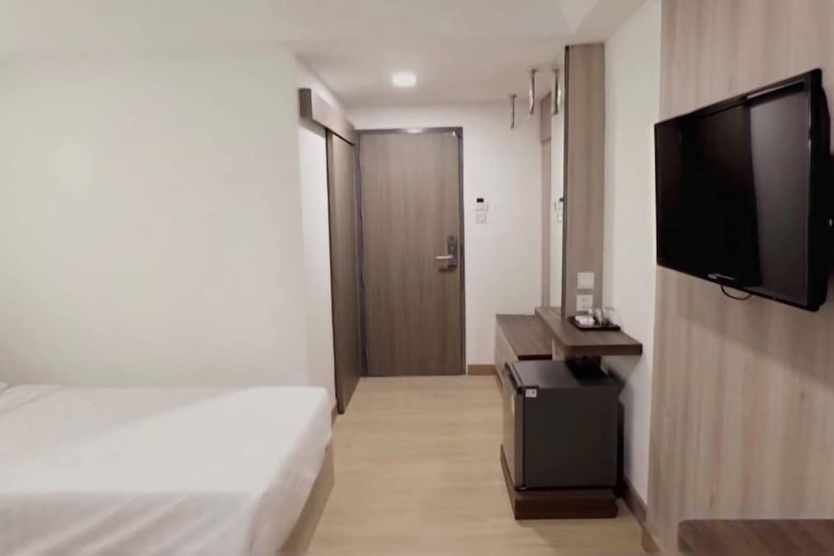 WiFi (free), bed sheets