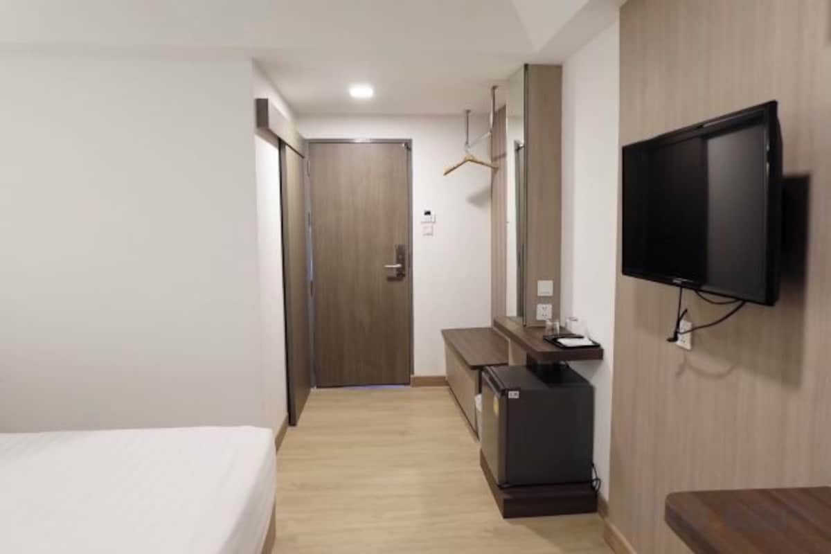 WiFi (free), bed sheets