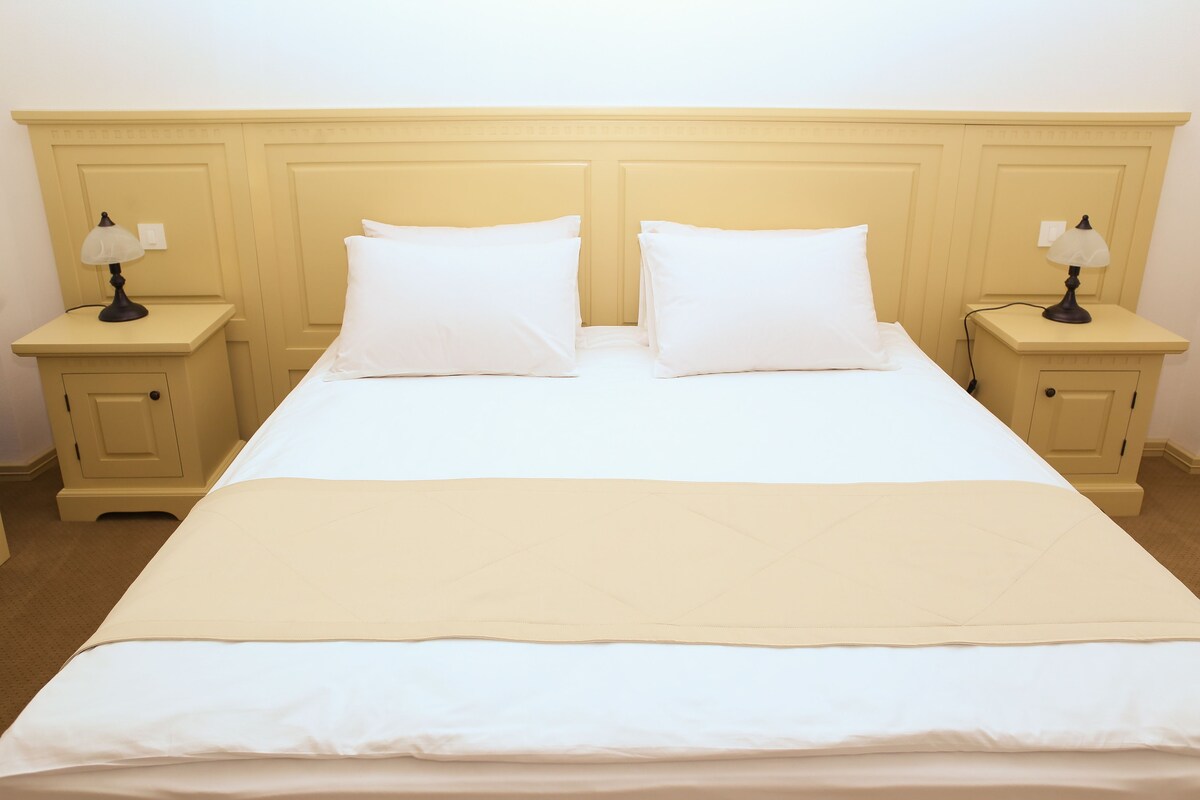Quarto casal conforto de uso individual, para não fumantes (or Twin Room) | Roupas de cama premium, cofres nos quartos, individualmente decorados