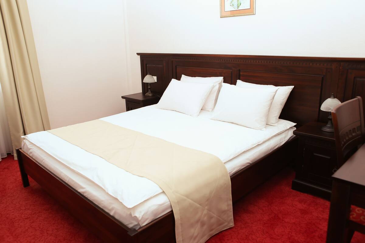 Premium bedding, in-room safe, individually decorated
