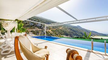 Alberca al aire libre, alberca climatizada y camastros