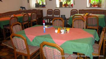 Tägliches Frühstücksbuffet (5 EUR pro Person)