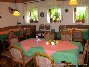 Sarapan bufet setiap hari (EUR 5 seorang) 