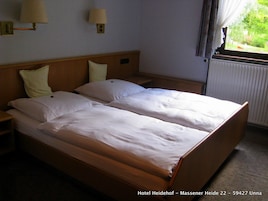 Escritorio, wifi gratis y ropa de cama