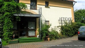 A two-story building with a balcony and a sign reading "Heidehof". - Hotel Heidehof (Unna)