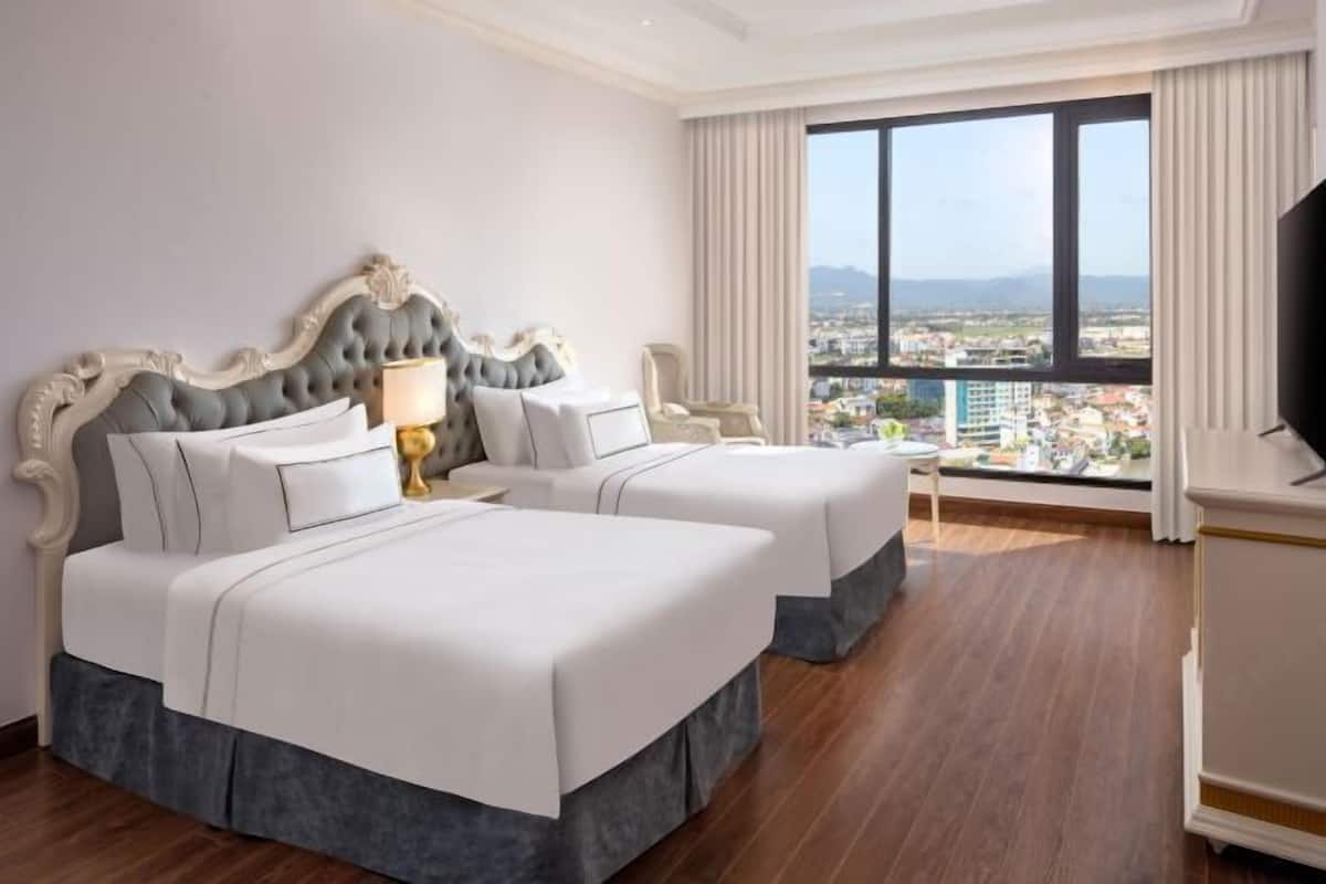 1 kamar tidur, minibar, brankas, dan meja kerja