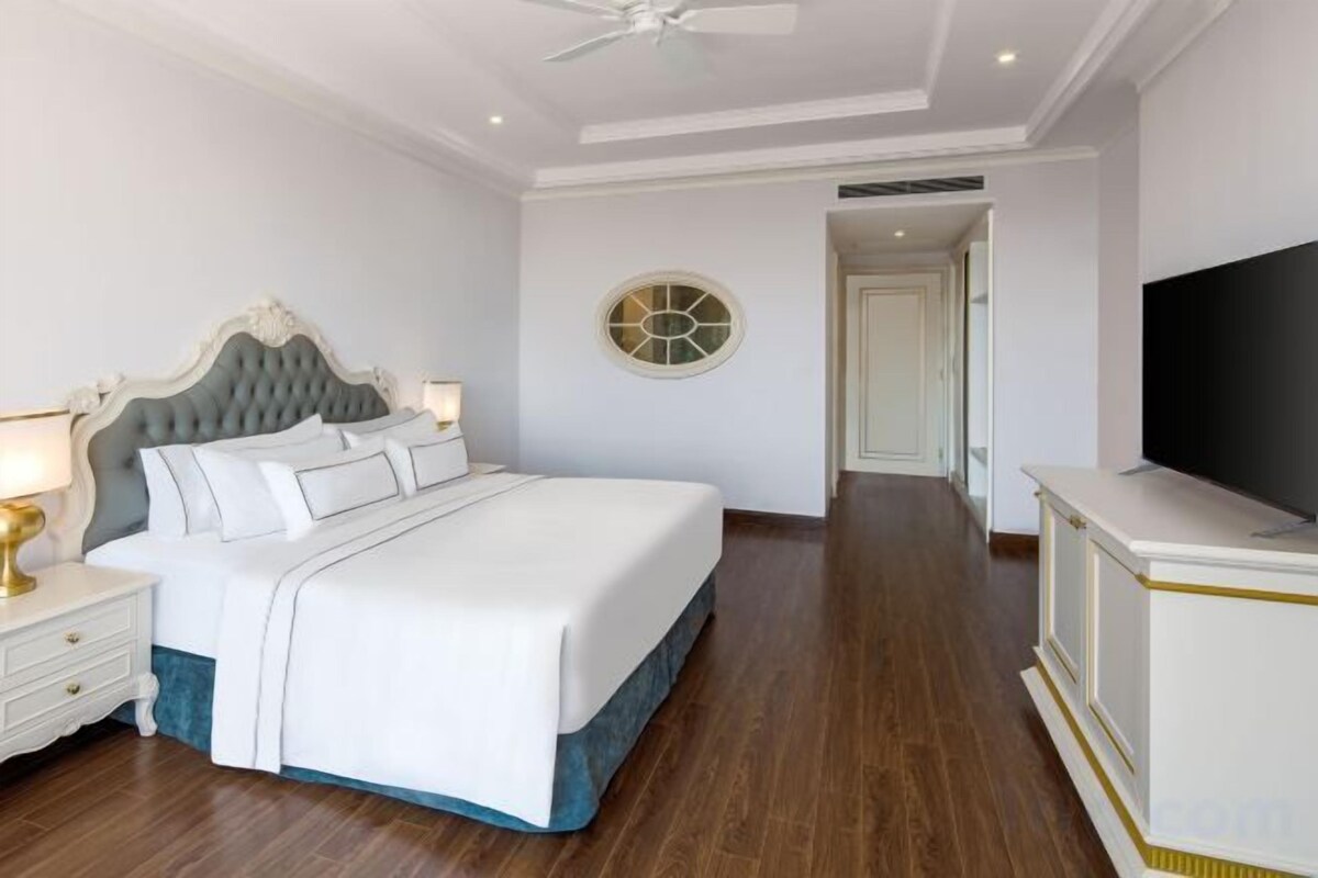 1 dormitorio, minibar, caja fuerte y escritorio