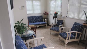 冰箱、公用微波炉、电热水壶、厨具/餐具