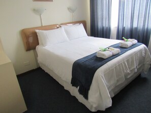 Desk, free WiFi, bed sheets - Concord Christian Guesthouse (Durban)